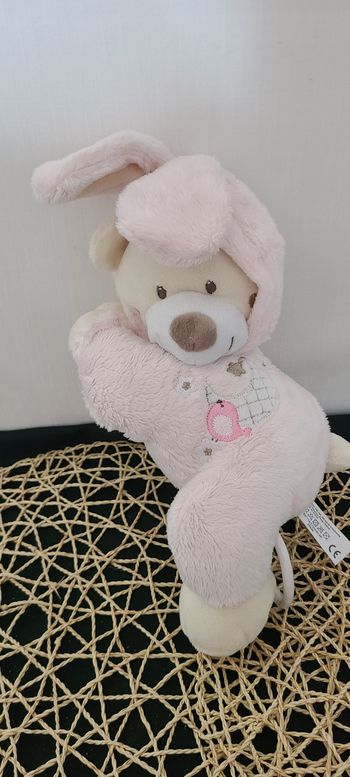 DOUDOU OURS ECRU ALLONGE ROSE DEGUISE LAPIN SNC OIA MUSICAL