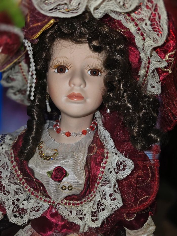 Magnifique poupée de porcelaine collection 56 cm - photo numéro 3