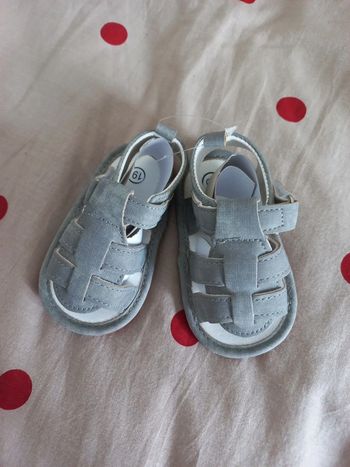 Sandales grises 19 neuves