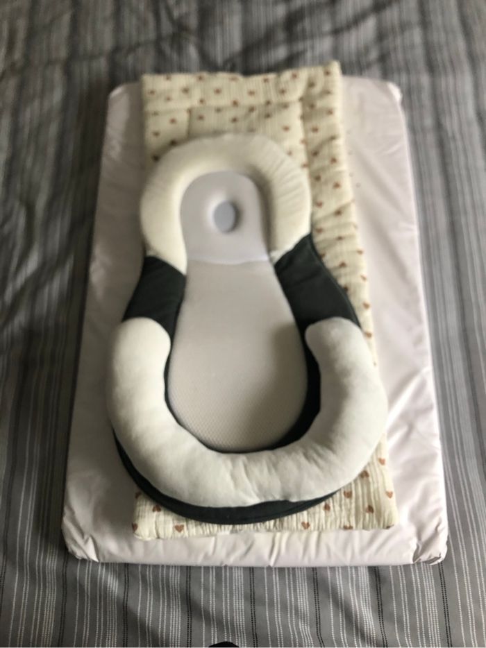 Ensemble matelas et cale bébé