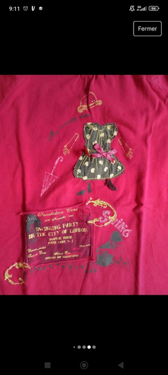 t-shirt rouge avec styliste et jupe plissée kaki broderie et breloques, jolis détails Marèse 10 ans - photo numéro 10