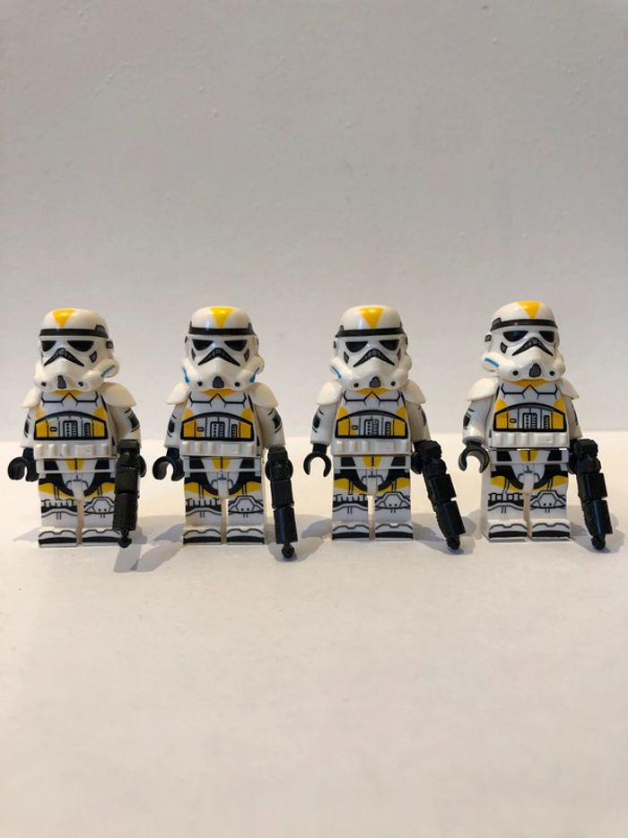 Figurine type lego 4 Stormtroopers jaune. Star Wars