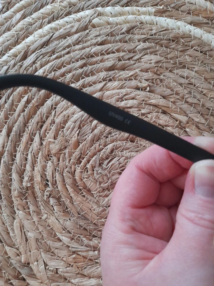 Lunettes de soleil noir et doré - photo numéro 3