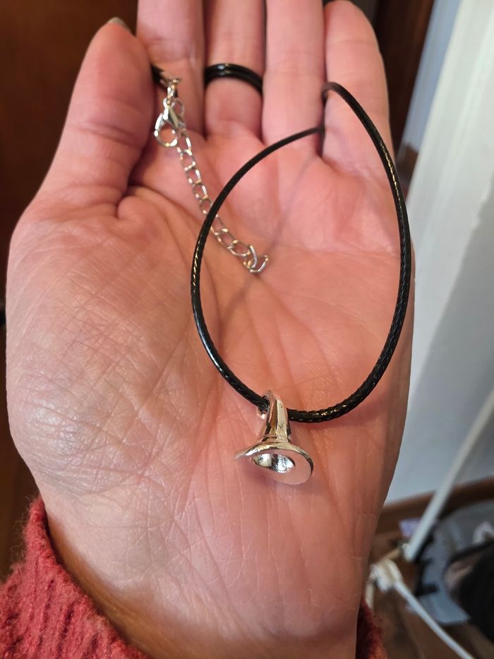Collier avec chapeau de sorcière - photo numéro 1