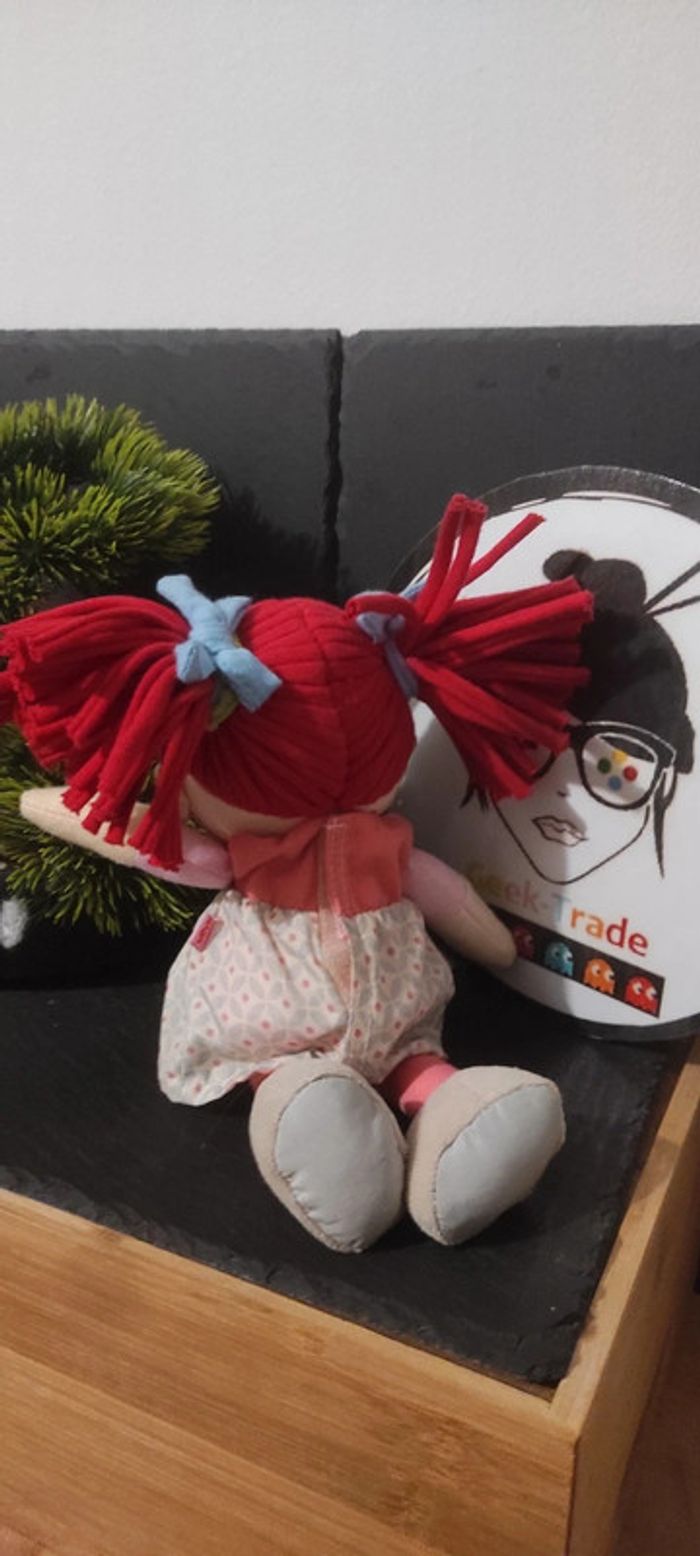 poupee peluche chiffon Mirli Haba rousse rouge robe fleur rose noeuds bleu - photo numéro 2