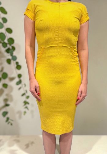Robe Fourreau Structurée Diva Catwalk – Jaune Solaire – Taille S