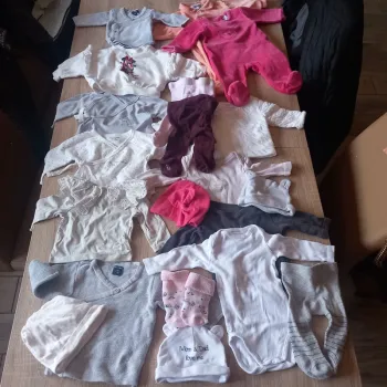 Lot de 20 vêtements taille 1 mois