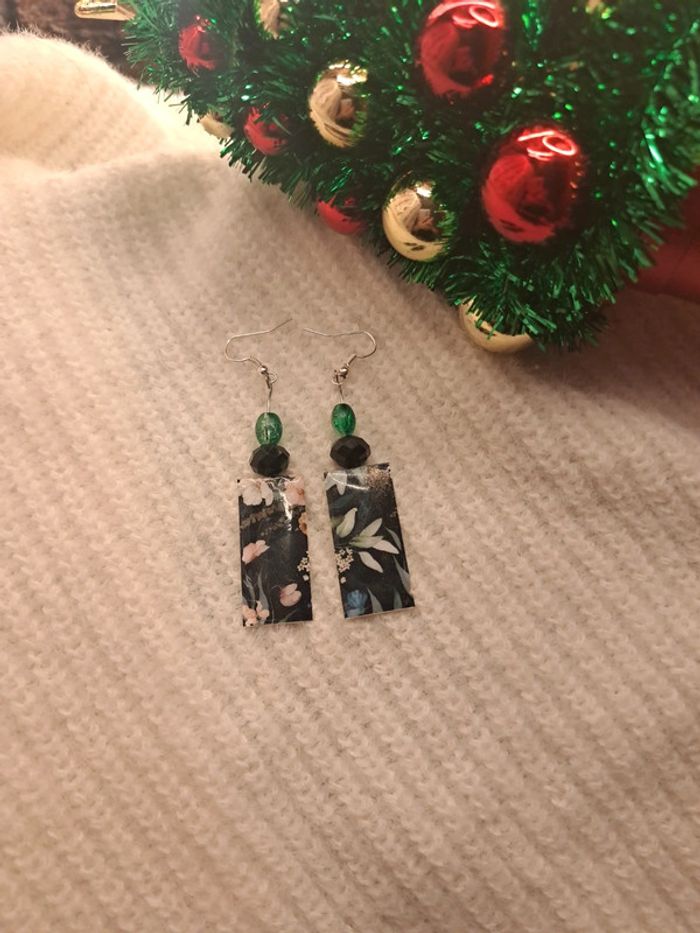 Boucles d'oreilles pendante noir et verte florale