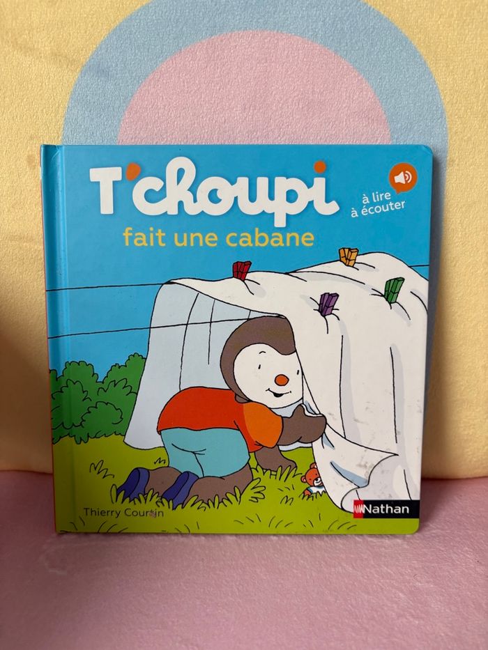 T’choupi fait une cabane.