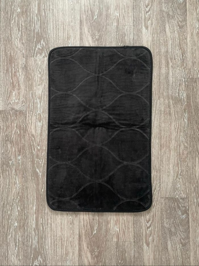 Tapis noir - salle de bain