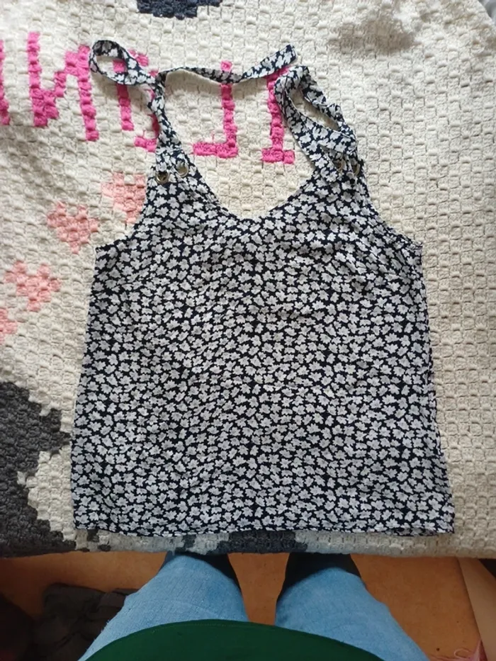 Haut bretelles réglables bleu marine à fleurs blanches m/L