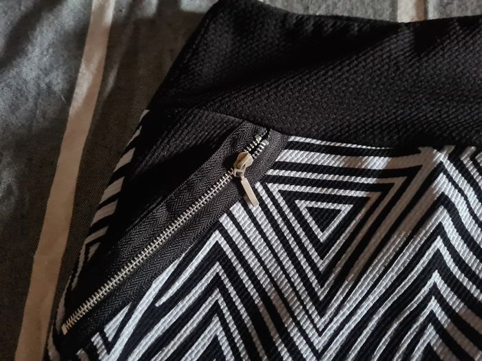 Jupe. Noir et blanc. Avec Poches. Longueur 45 cm. Taille 42. Depech mod - photo numéro 2