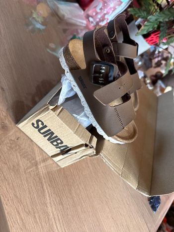 Superbes sandales Sunbay en cuir neuves avec étiquette pointure 29