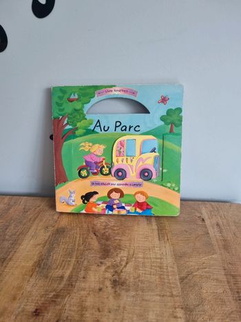 Livre bébé à fenêtres au parc