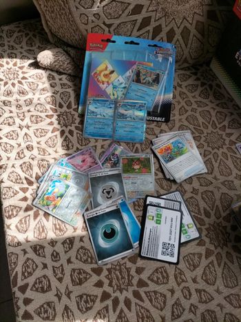 Tripack Évolution prismatique 2025 et un paquet de sleeves.