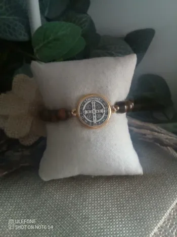 Bracelet de protection saint Benoît en pierres oeil de tigre