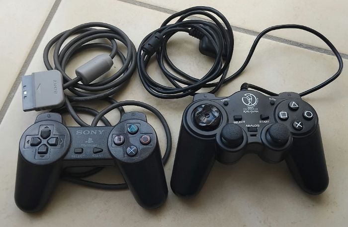Lot 2 manettes PS1