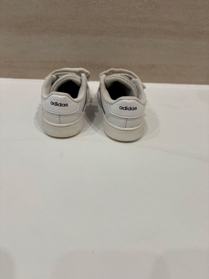 👟 Baskets enfant Adidas blanches à scratch – Très bon état ! - photo numéro 3