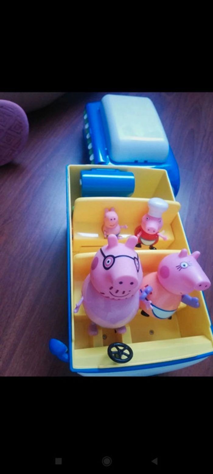 Camping car bleu Peppa Pig avec accessoires et personnages 15€ - photo numéro 4