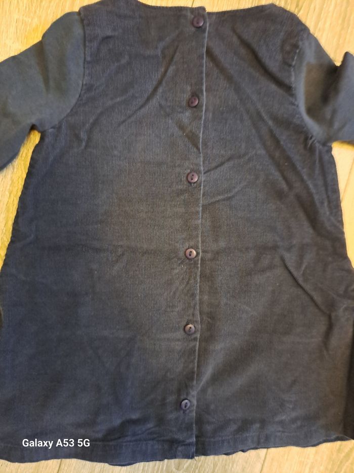 Jolie robe fond bleu marine - photo numéro 2