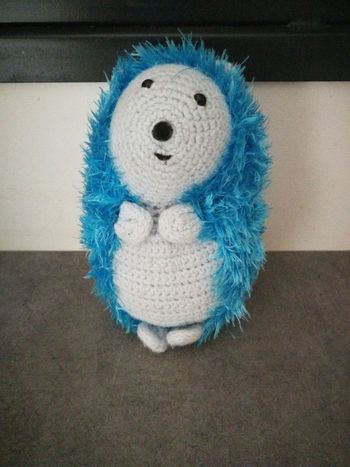 Peluche amigurumi hérisson bleu fait main au crochet