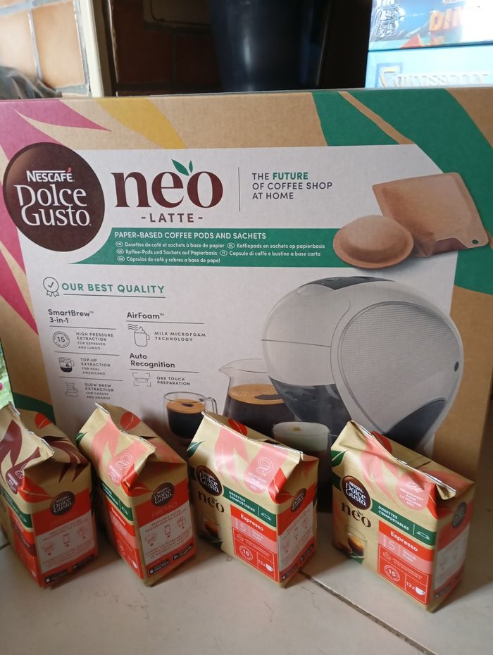 Cafetière dolce gusto neo neuve et 4 paquets de dosettes