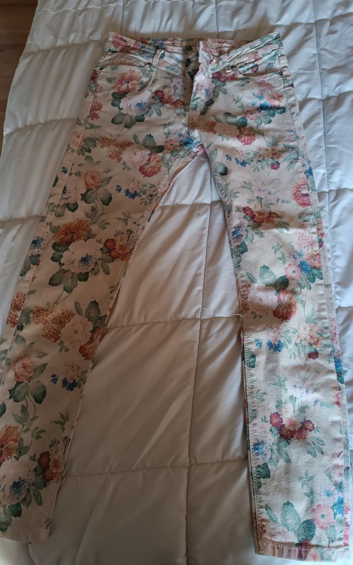 Pantalon fleurs T 36 Zara