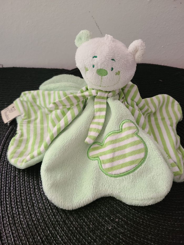 DOUDOU PLAT FILOUDOU OURS VERT RAYE BLANC FLEUR PETALES TREFLE ECHARPE - photo numéro 2