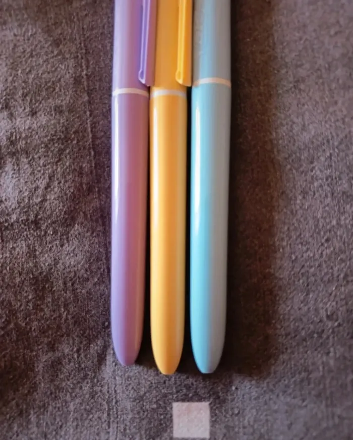 Stylos bic 4 couleurs pastel - photo numéro 2