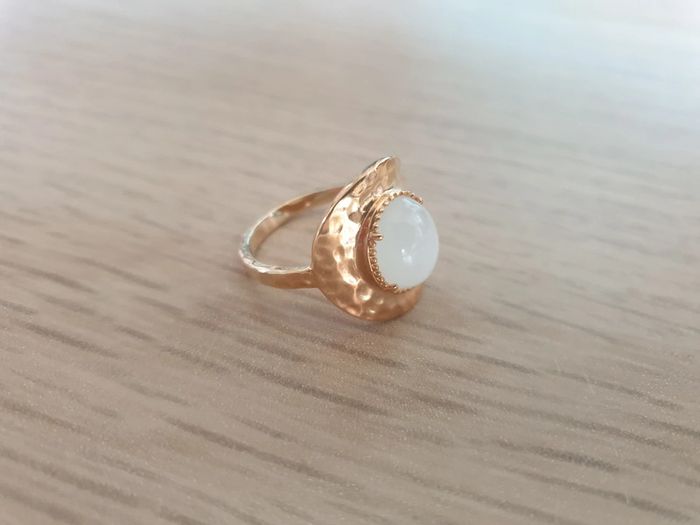 Bague pastille martelée plaqué or 18 carats et pierre de lune taille 56 neuve