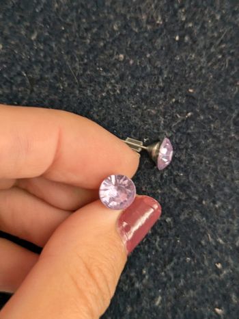 Puces d'oreilles a strass violets
