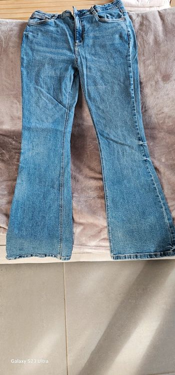 Jean bas évasé Stradivarius taille 40