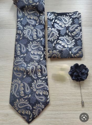 Cravate noire paisley argenté doré + mouchoir + fleur 