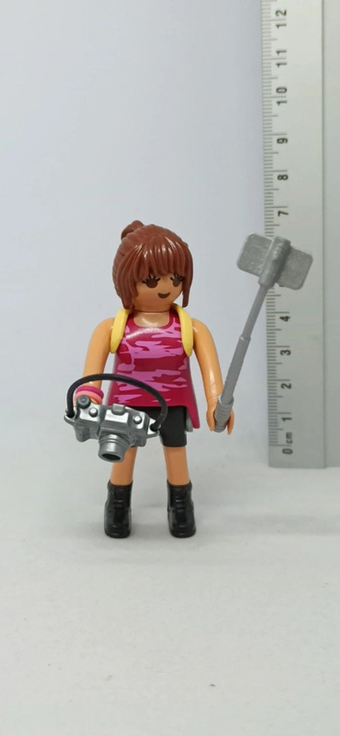 Femme randonneuse avec appareil photo et perche à selfie playmobil - photo numéro 2