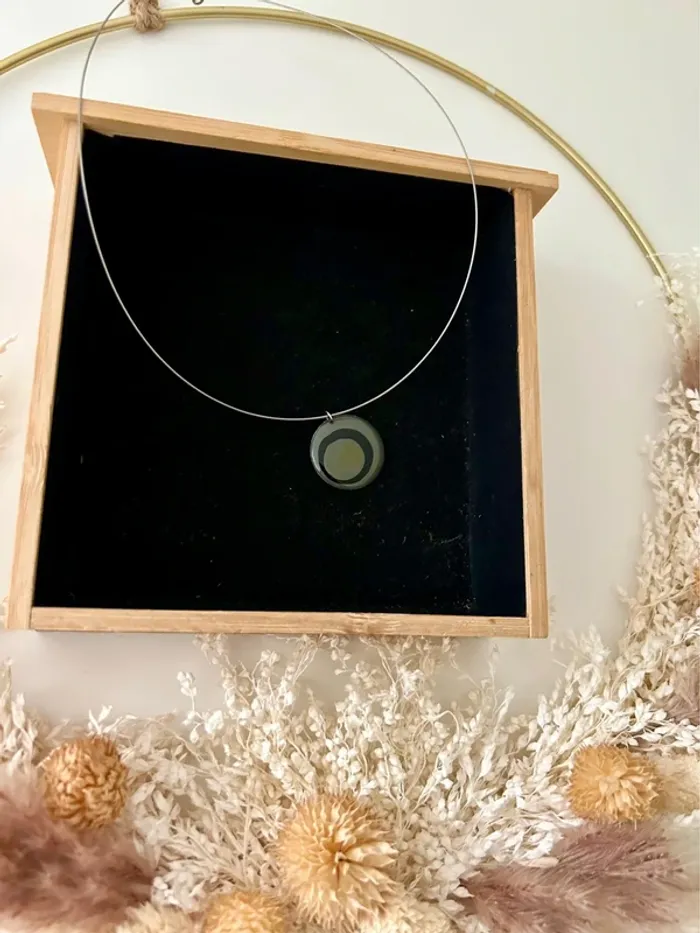 Superbe collier noir et gris pendentif rond sur fil argenté - photo numéro 2