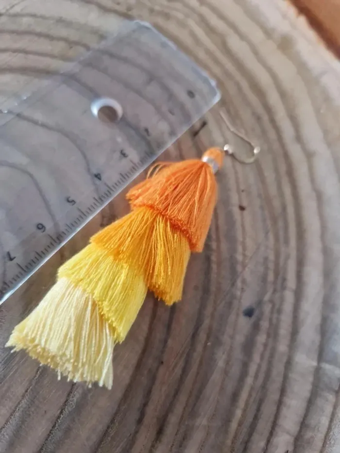 Boucles d'oreilles fantaisies pompon fils jaunes et orange - photo numéro 2