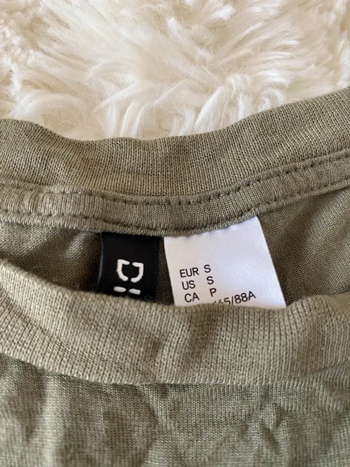 T-shirt court kaki H&M taille S - photo numéro 3