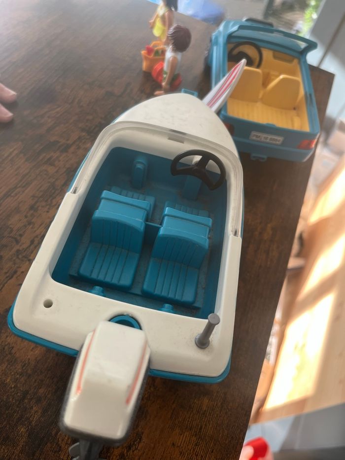 Voiture avec bateau - photo numéro 3