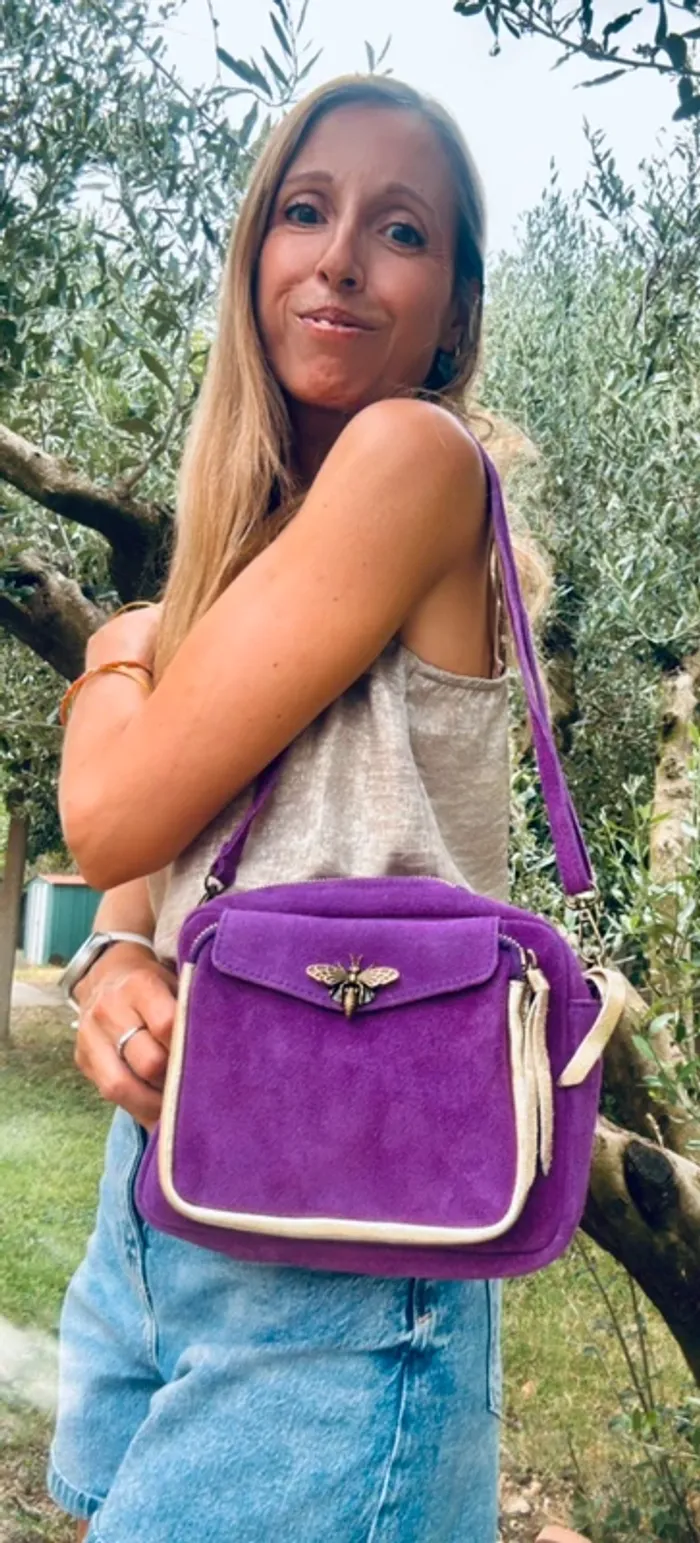 Sac bandoulière cuir violet avec fermeture abeille - photo numéro 3
