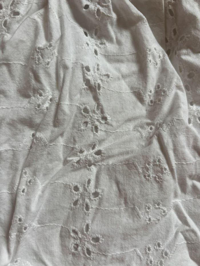 Jupe courte blanche avec détail broderie - photo numéro 3