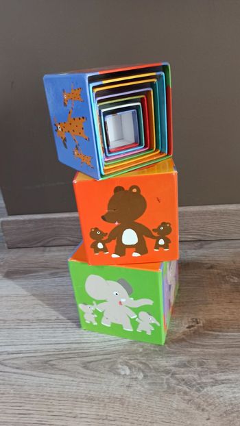 Pile de cubes djeco en carton epais