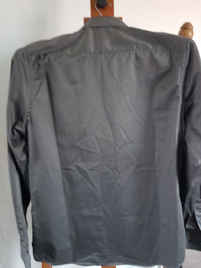 Chemise homme gris satiné. Izac. Taille 4 41/42, 53cm aux épaules, 57cm aux aisselles, 72cm de haut. - photo numéro 4