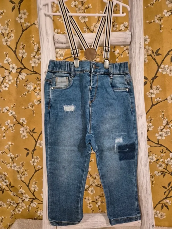 Pantalon à bretelles amovibles
