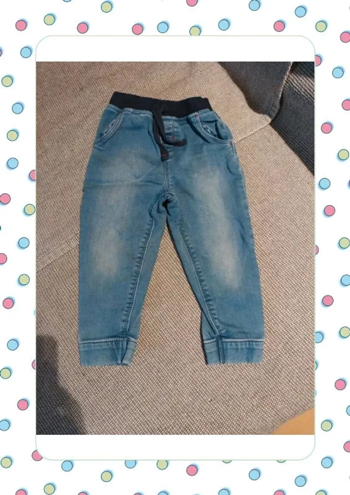 Jeans bleu, cheville qui se resserre