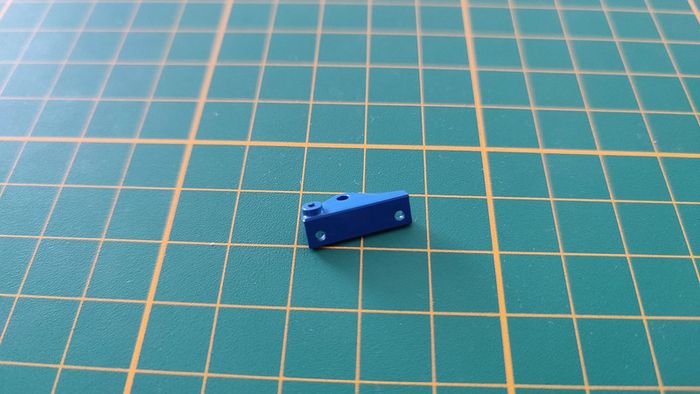 Fixation du verrou du capot 61F n°61 Renault R8 Gordini 1/8 1/8ème Eaglemoss collections #A67 - photo numéro 2