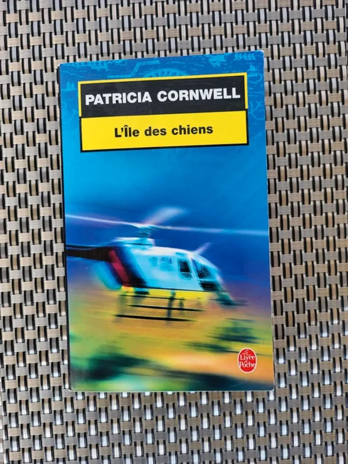 Livre L'île des Chiens en très bon état Patricia Corwell