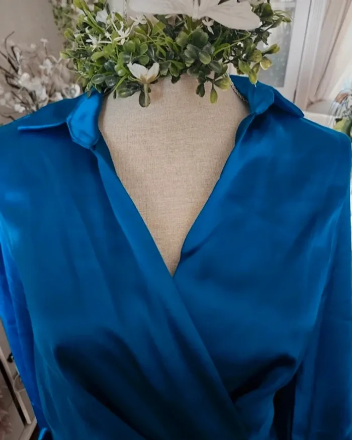Robe porte feuille  bleu satinée L & S Taille 38 Neuve - photo numéro 2
