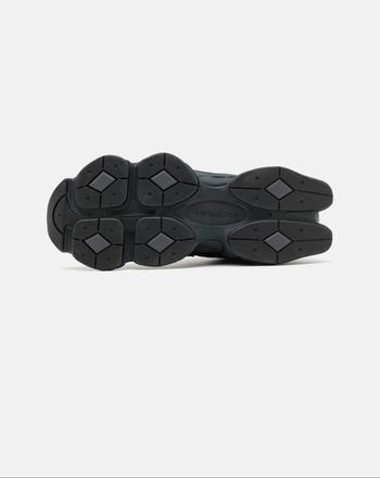 New balance noir neuf jamais porté tout les tailles disponibles