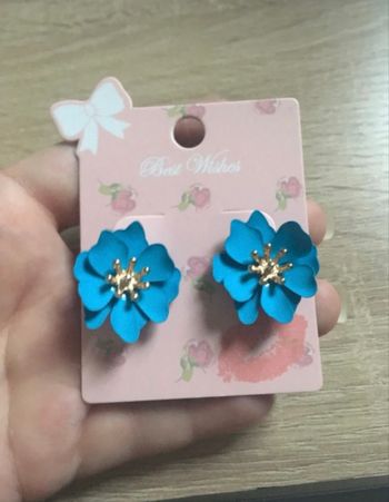 Boucles d’oreilles NEUVE pour femme forme de fleurs couleur bleu