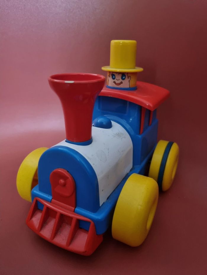 ancien jouet chicco locomotive avec métal et chapeau fonctionnelle